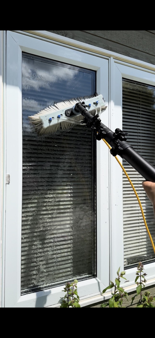 Brosse sur fenêtre — Ici j'essuie