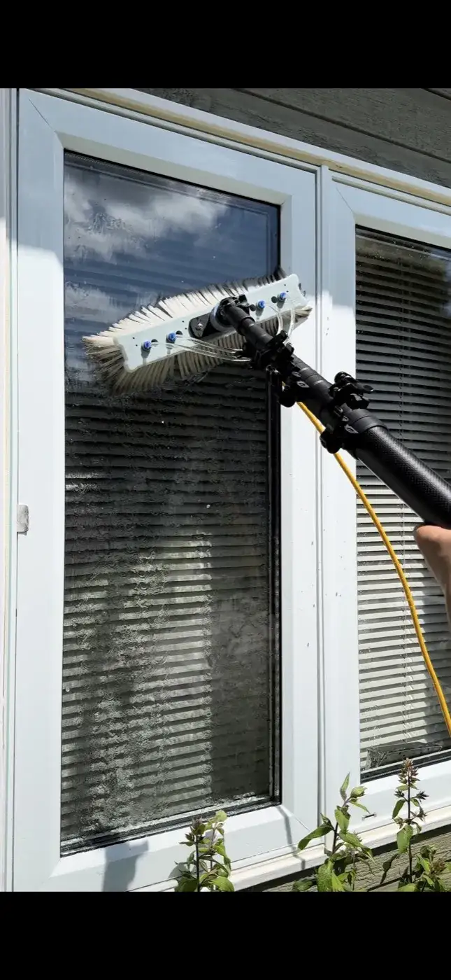 Brosse professionnelle sur fenêtre