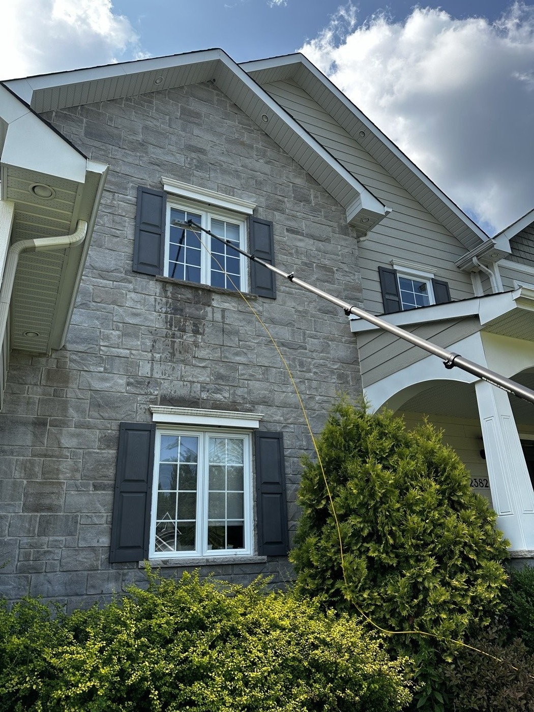 Lavage de vitres — maison en pierre