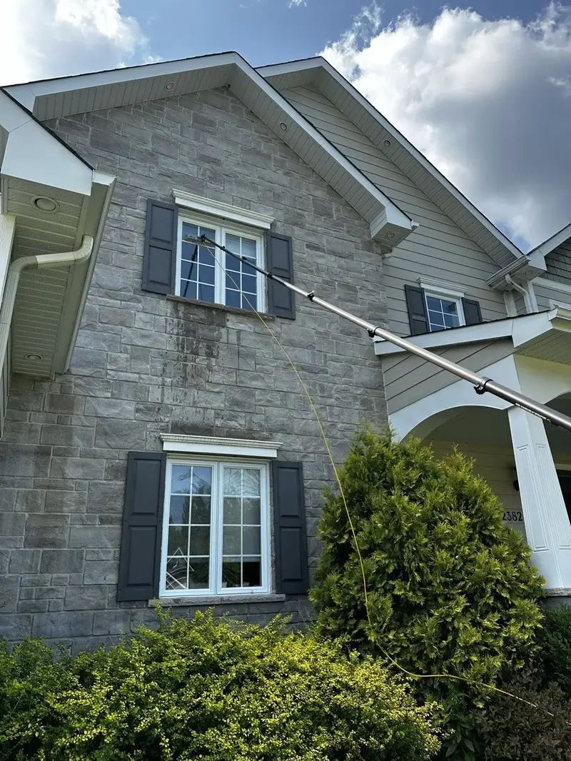 Window Cleaning — maison en pierre